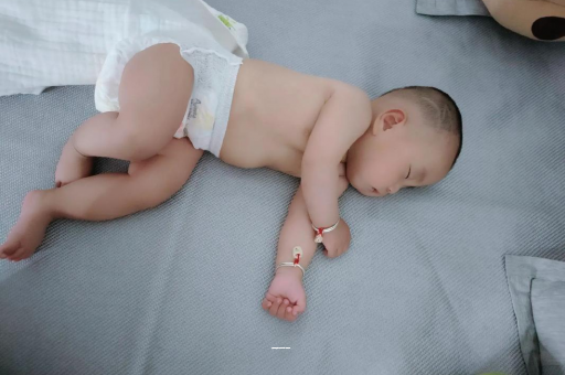 东方五个月宝宝呕吐